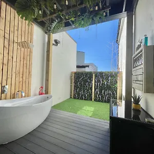 Apartment Coastline Retreats: Jungle-themed Seafront Garden, Bournemouth